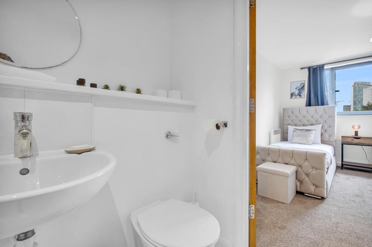 Stylish 4Th Floor 2 Bedroom En Suite City Centre Apartment With Parking By Azura Nights Birmingham Ngoại thất bức ảnh