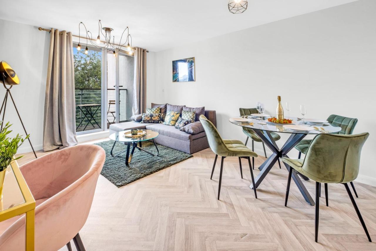 Stylish 4Th Floor 2 Bedroom En Suite City Centre Apartment With Parking By Azura Nights Birmingham Ngoại thất bức ảnh