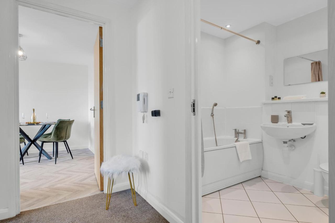 Stylish 4Th Floor 2 Bedroom En Suite City Centre Apartment With Parking By Azura Nights Birmingham Ngoại thất bức ảnh