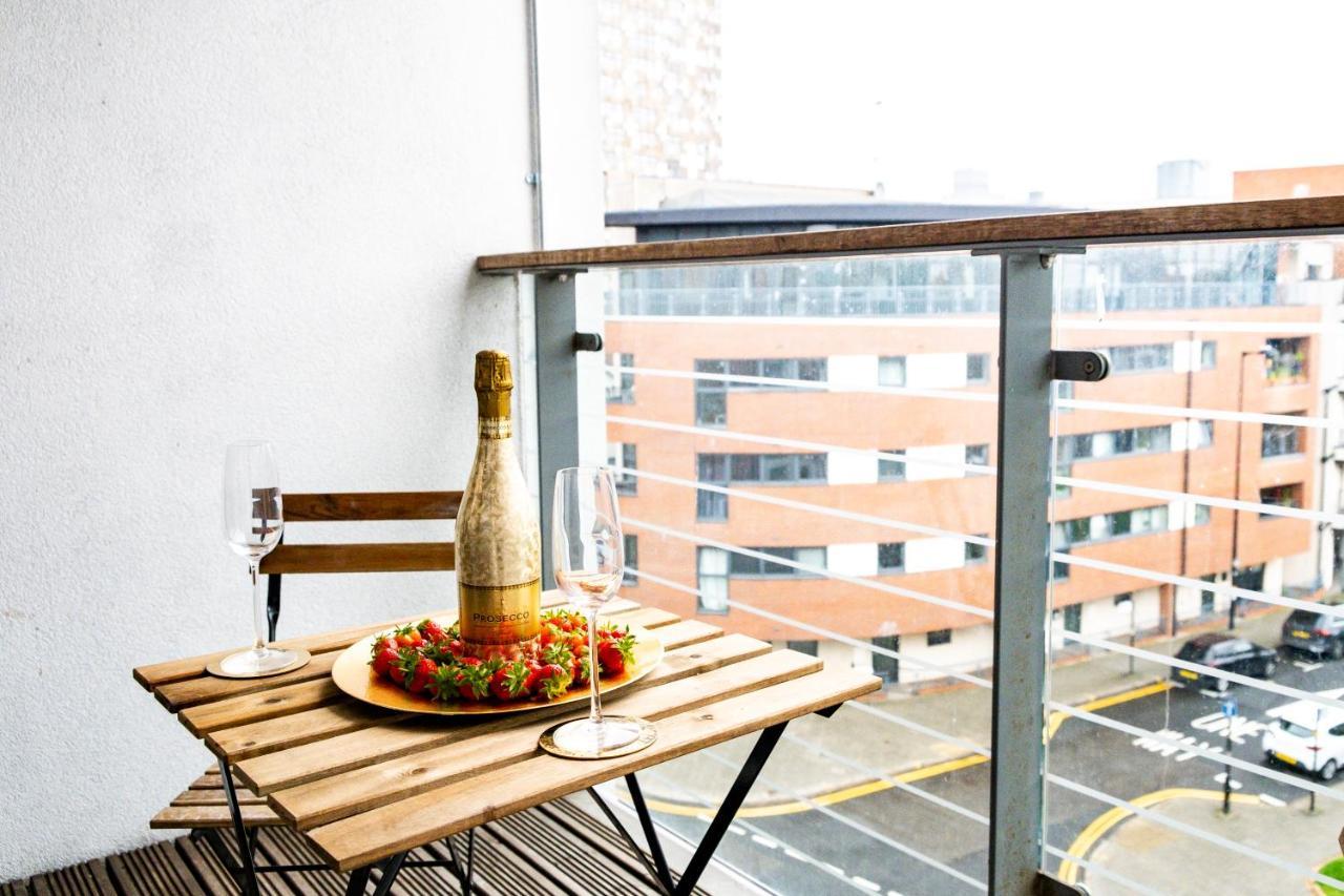 Stylish 4Th Floor 2 Bedroom En Suite City Centre Apartment With Parking By Azura Nights Birmingham Ngoại thất bức ảnh