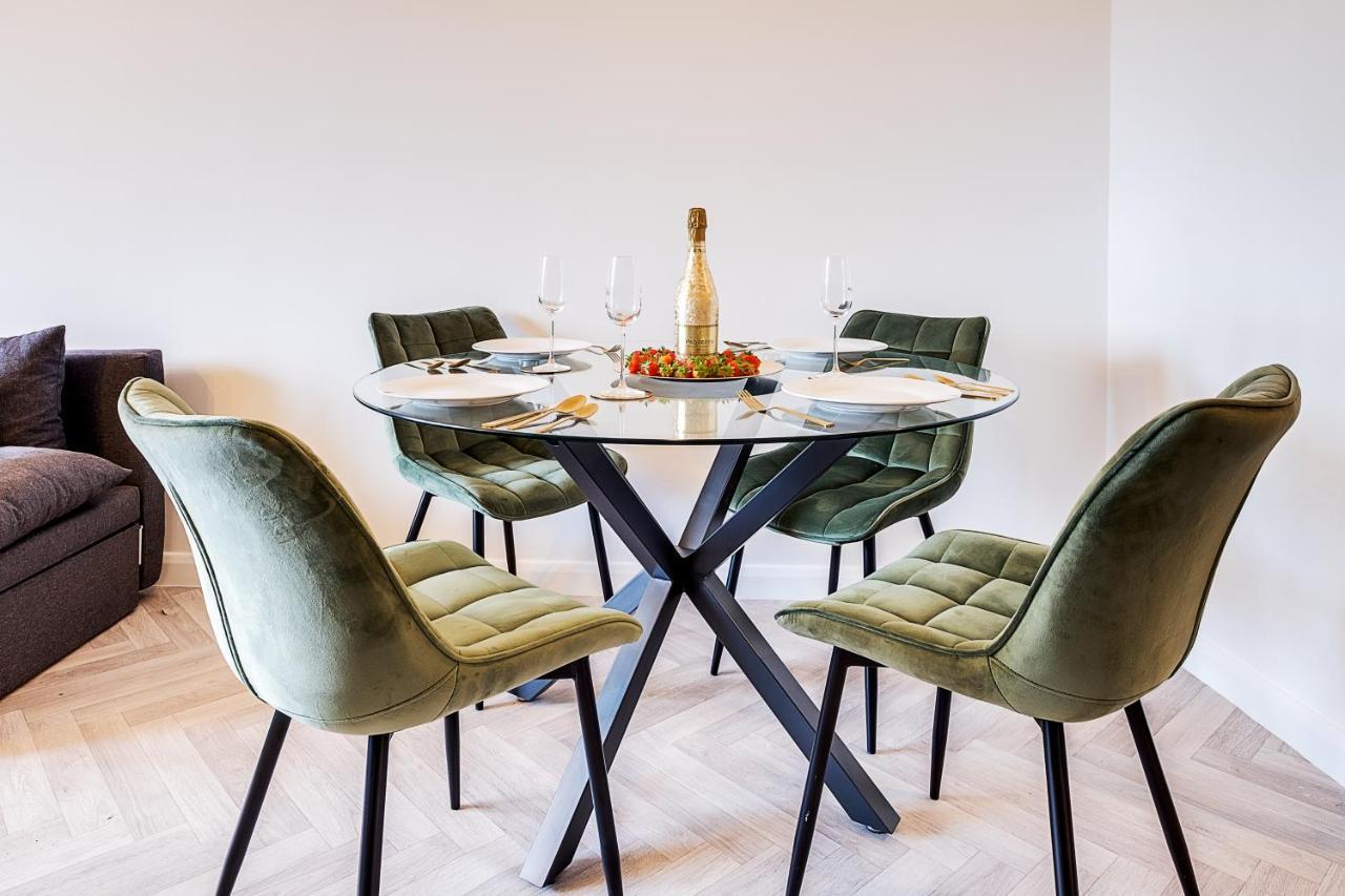 Stylish 4Th Floor 2 Bedroom En Suite City Centre Apartment With Parking By Azura Nights Birmingham Ngoại thất bức ảnh