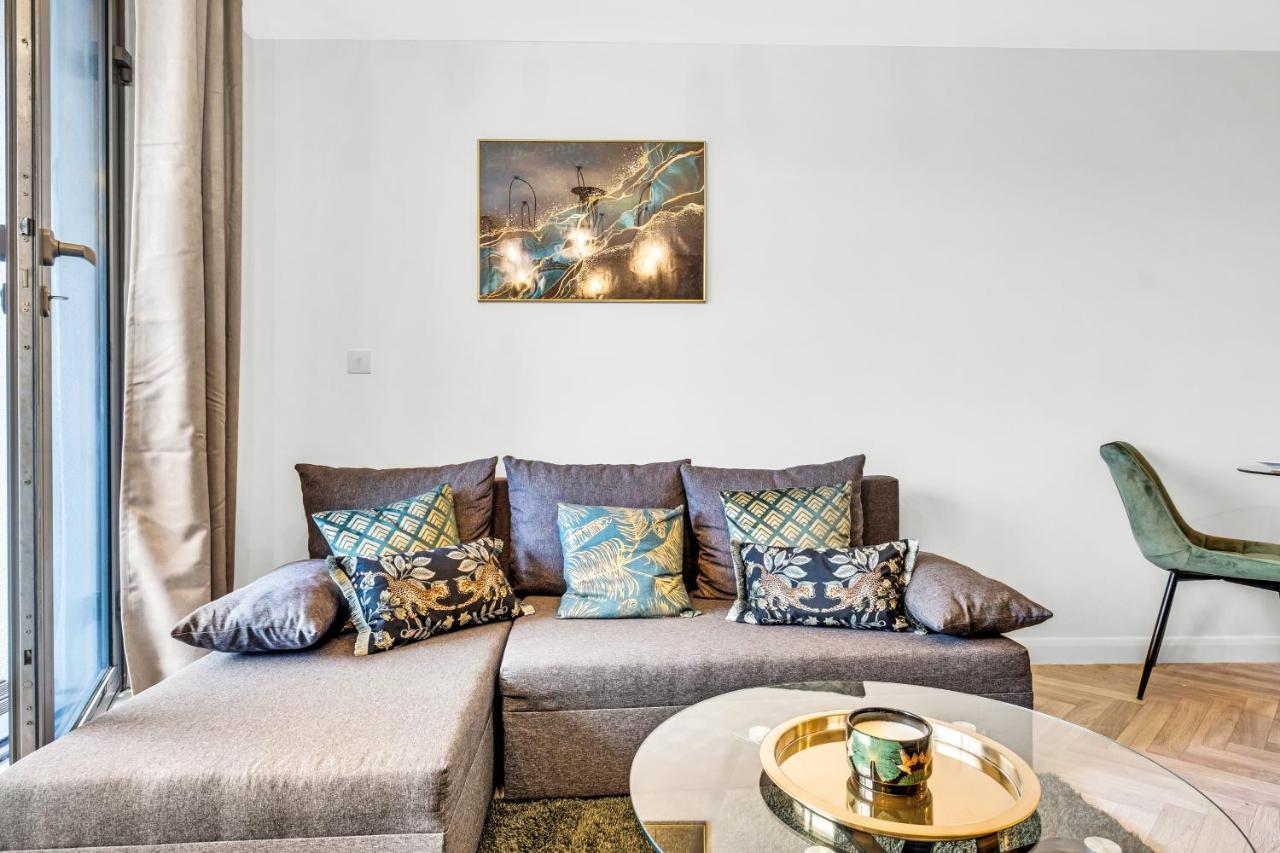 Stylish 4Th Floor 2 Bedroom En Suite City Centre Apartment With Parking By Azura Nights Birmingham Ngoại thất bức ảnh